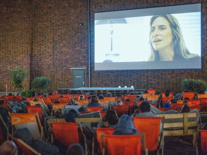Freiluftkino Insel in den Atelier Gardens - Bild 5