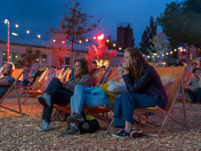 Freiluftkino Insel in den Atelier Gardens - Bild 2