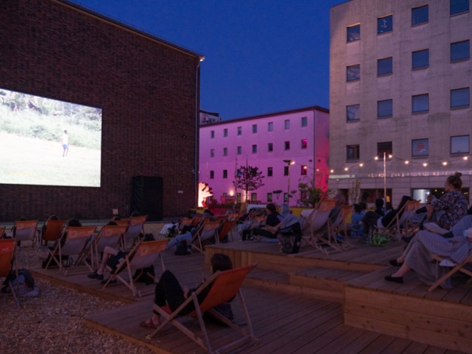 Freiluftkino Insel in den Atelier Gardens - Bild 3